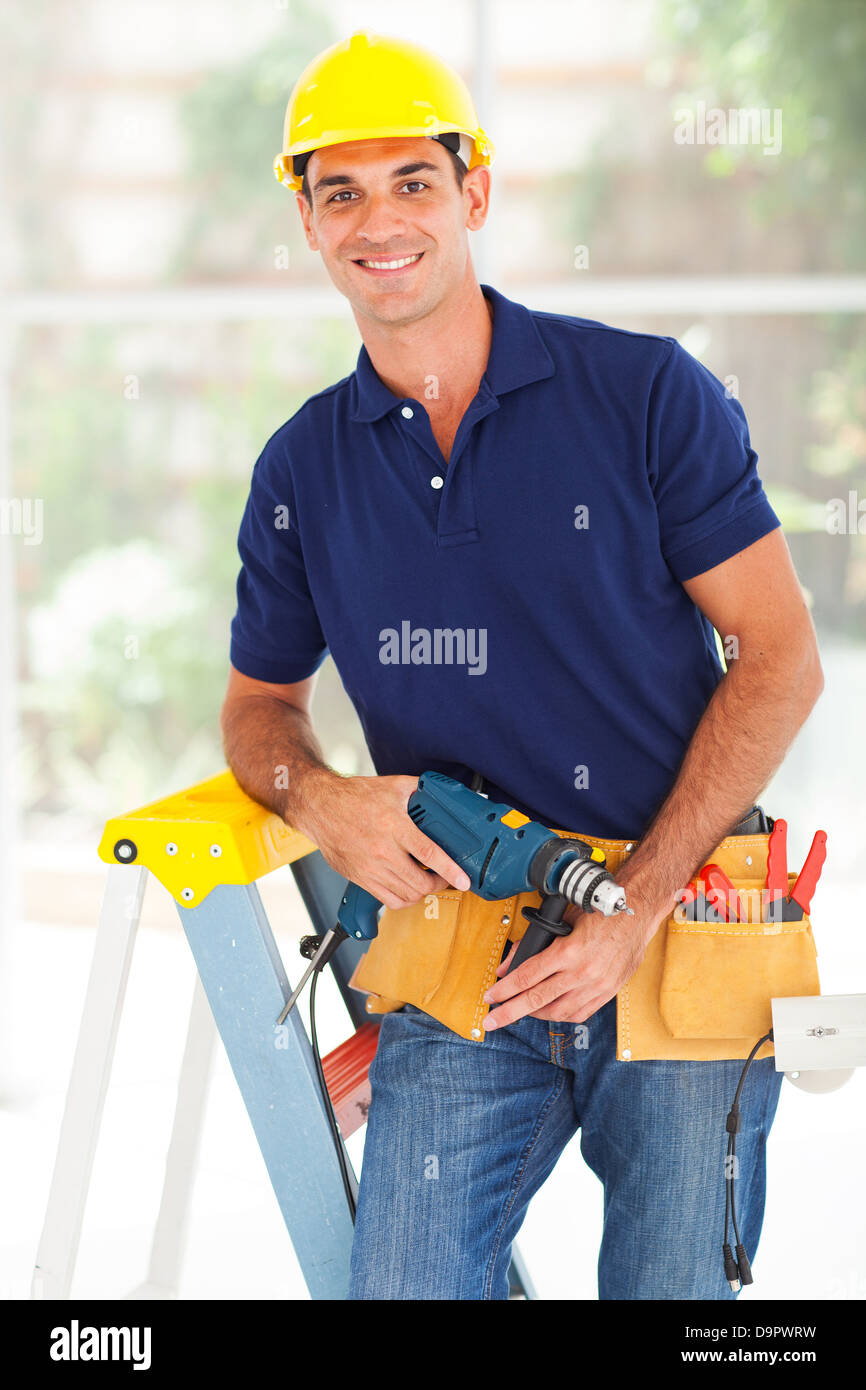 glücklich cctv System Installer mit Werkzeugen Stockfoto