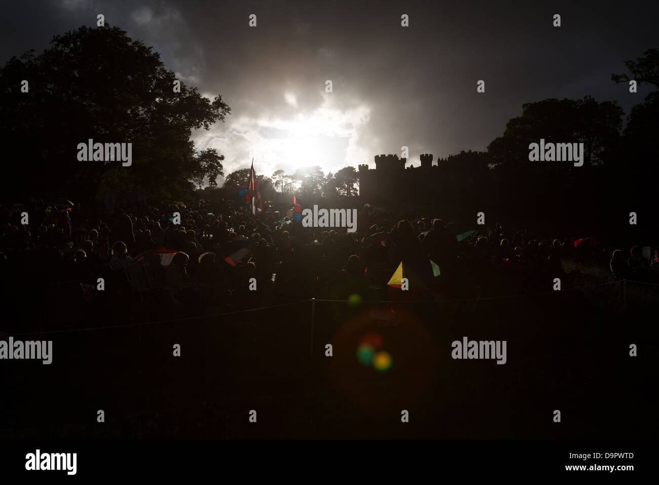 Cholmondeley Castle, Cheshire. Silhouette Blick auf Massen Cholmondeley Feuerwerk Konzertbesuch. Stockfoto