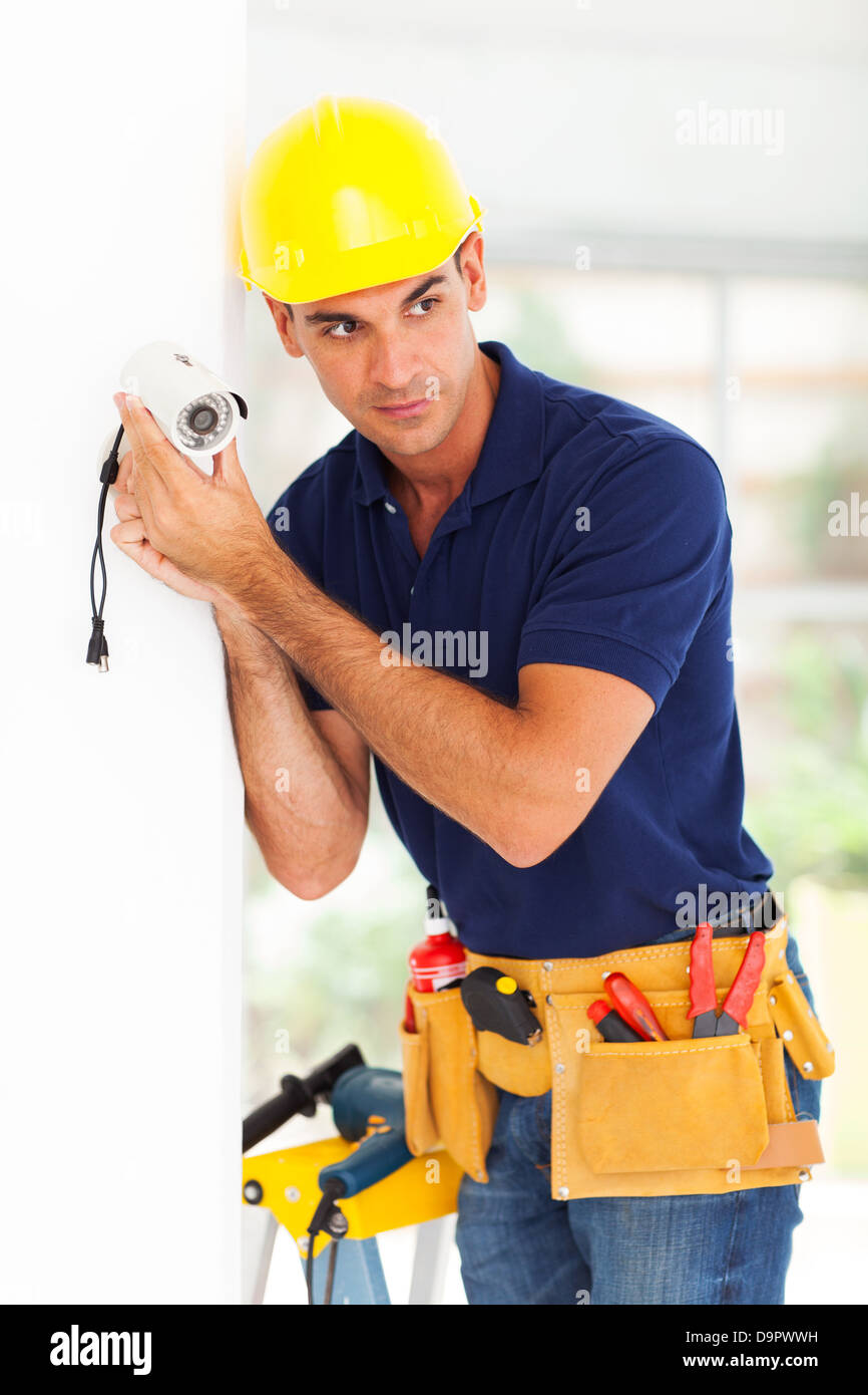 CCTV-Systemtechniker Überwachung Kamerawinkel einstellen Stockfoto