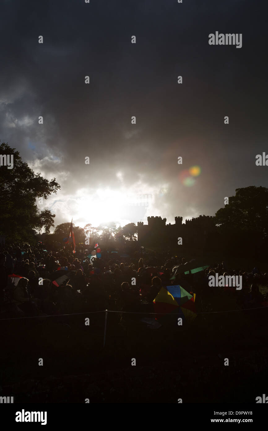 Cholmondeley Castle, Cheshire. Silhouette Blick auf Massen Cholmondeley Feuerwerk Konzertbesuch. Stockfoto