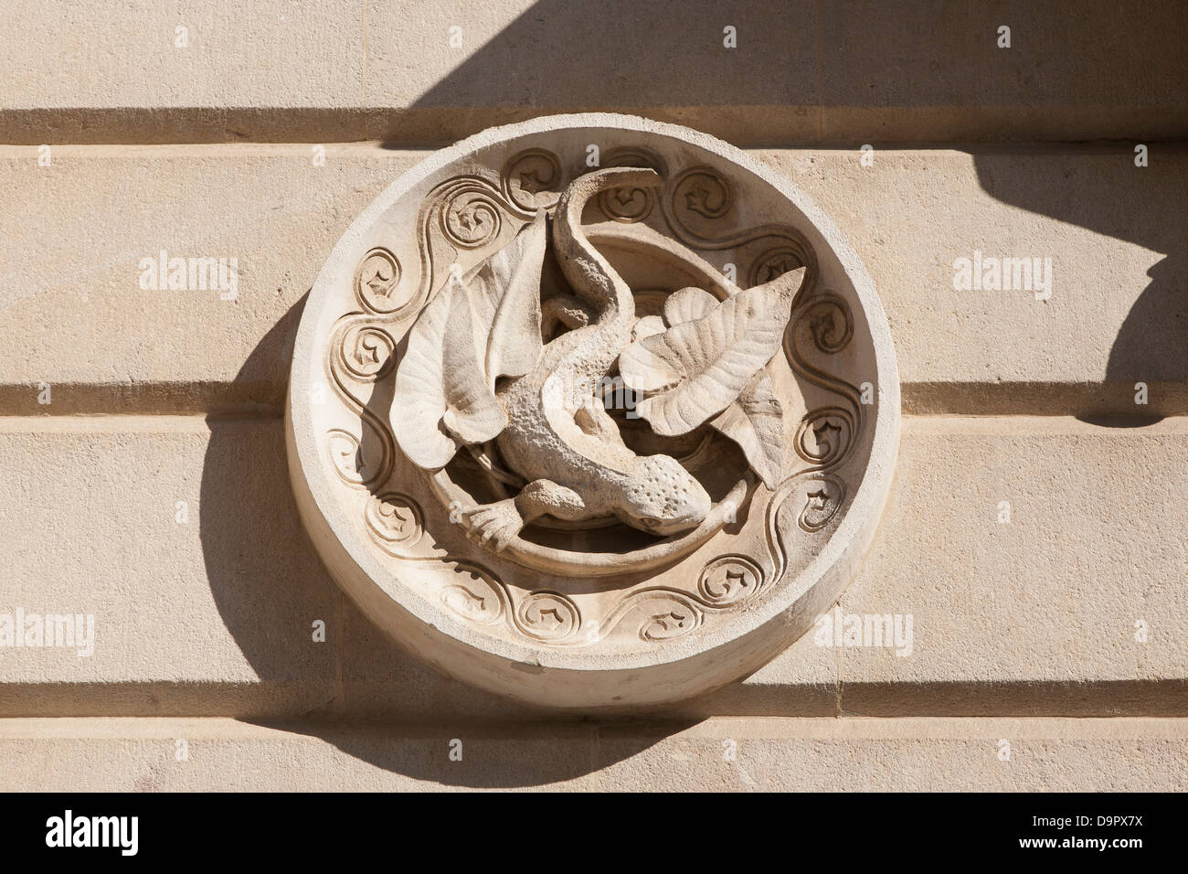 Erleichterung einer Eidechse auf dem Triumphbogen in Ciutadella Park - Ciutat Vella, Barcelona, Katalonien, Spanien Stockfoto