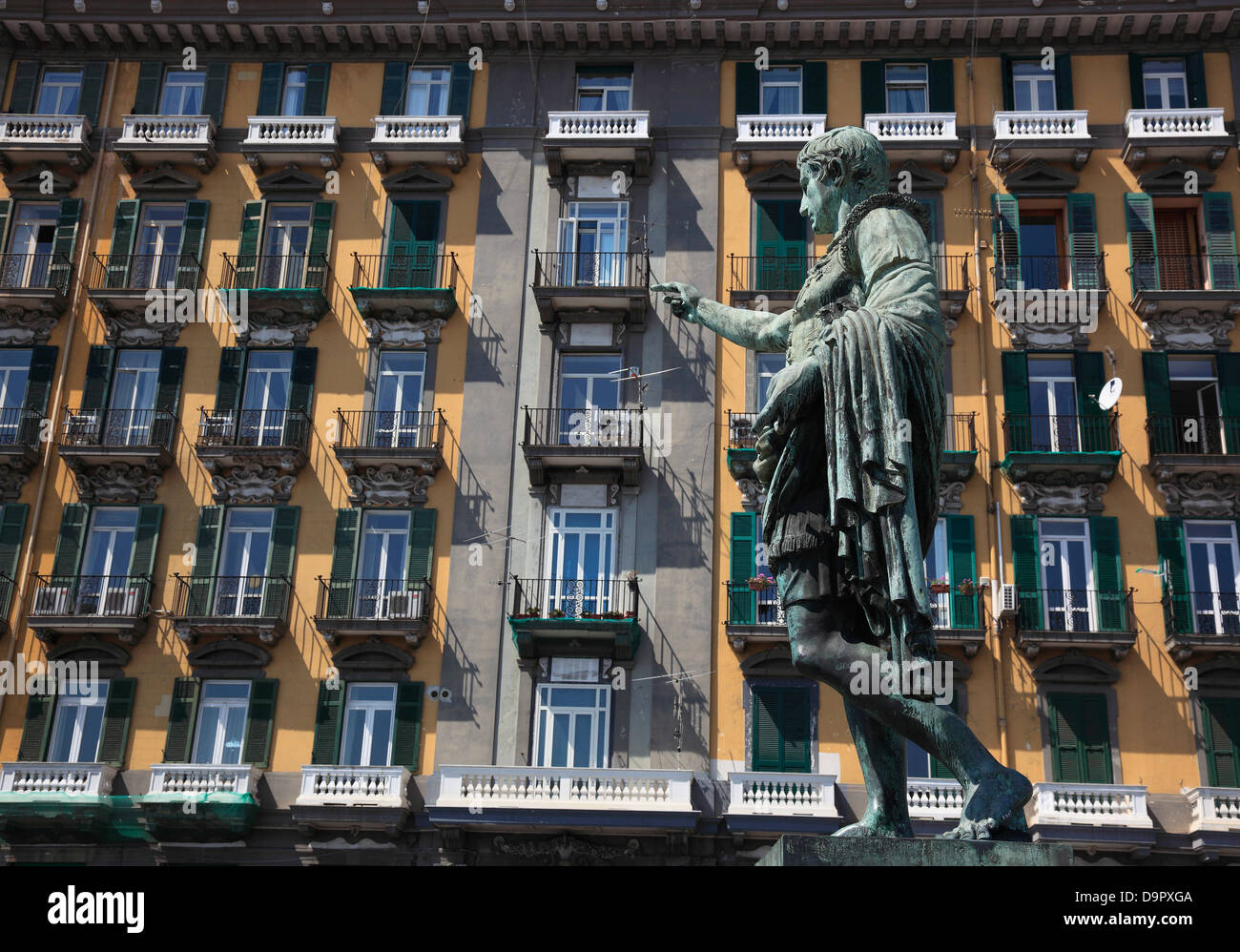 Cäsar Statue vor einem Haus in der Via Santa Lucia in Neapel, Kampanien, Italien Stockfoto