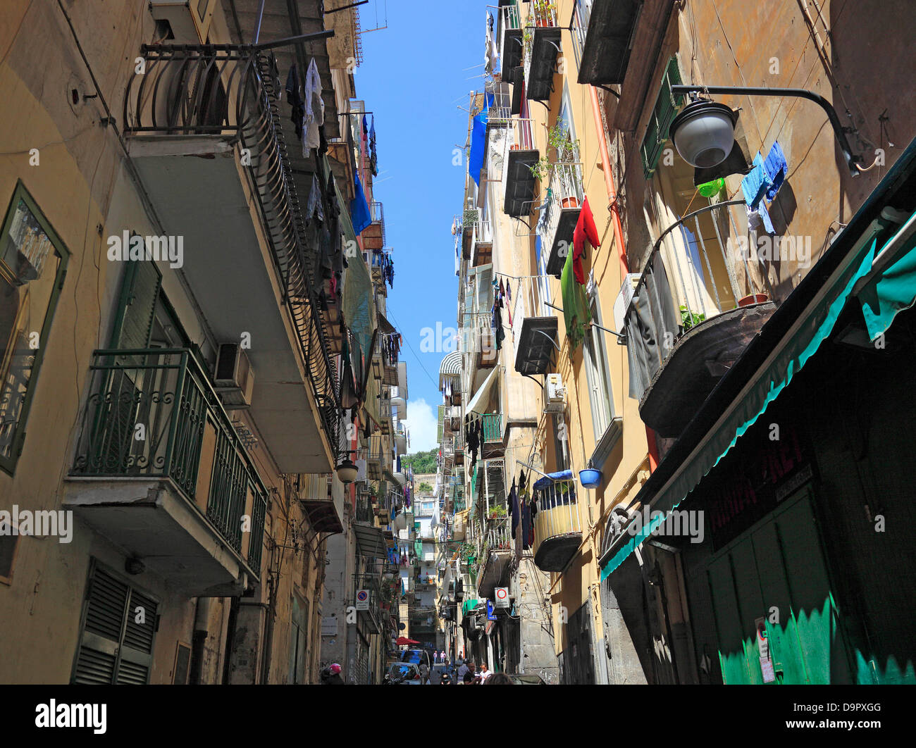 Gasse in der Altstadt Neapels, Via de Deo hier, Kampanien, Italien Stockfoto