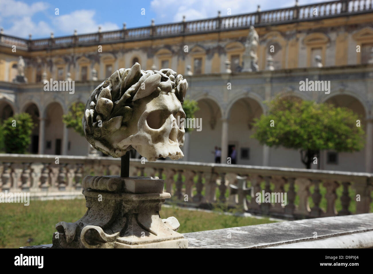 Totenkopf auf den Balustraden in der klösterlichen Friedhof, große Kreuzgang der Certosa di San Martino auf der oben genannten Vomero, Neapel, Cam Stockfoto
