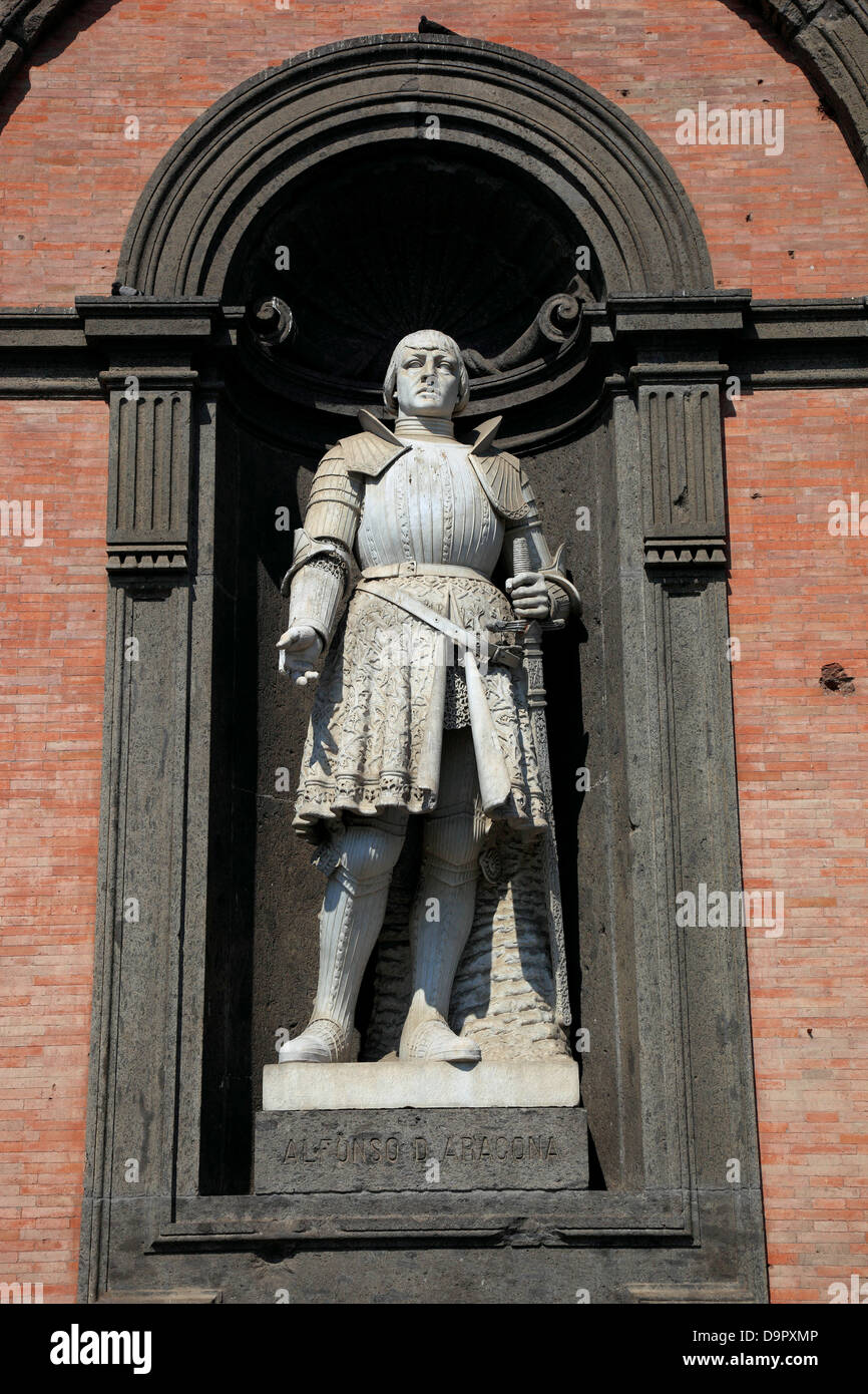 Statue von Alfonso di Aragona, Palazzo Reale, Palast der Vizekönige, in Piazza del Plebescito, Neapel, Kampanien, Italien Stockfoto