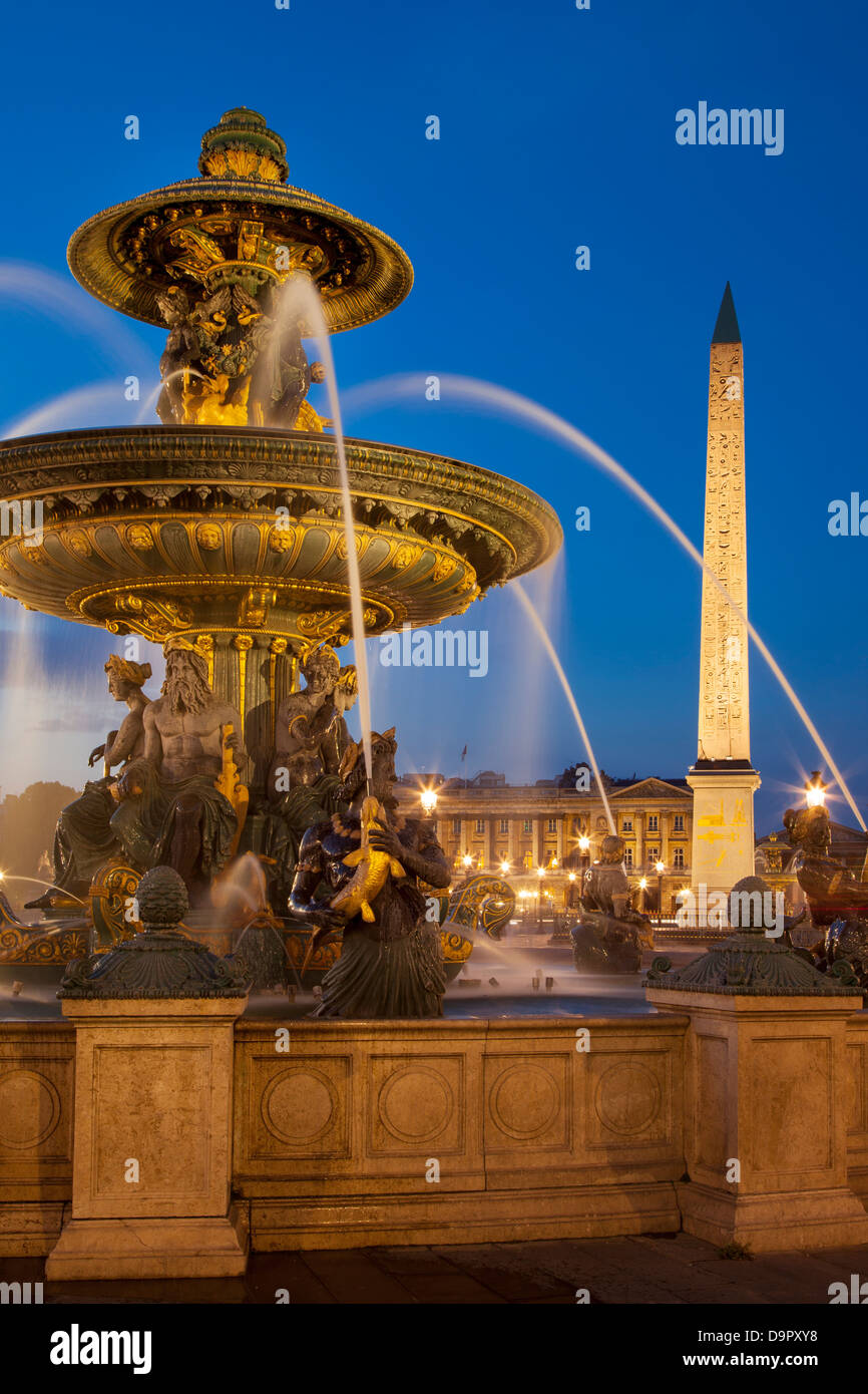 Twilight bei Fontaine des Mers - Brunnen der Meere in Place De La Concorde, Paris Frankreich Stockfoto