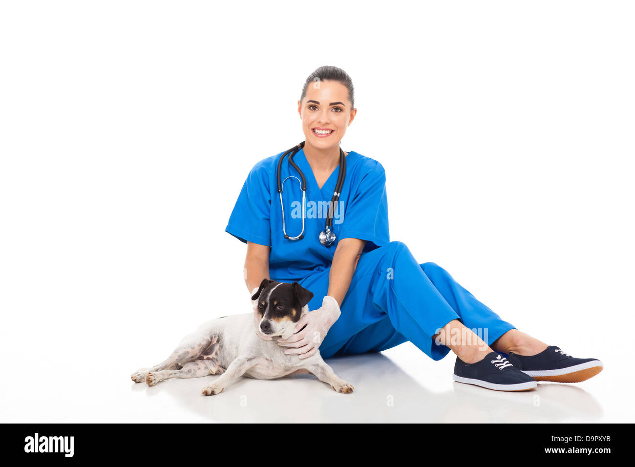 Glückliche Frauen Tierarzt sitzend mit Hund isoliert auf weißem Hintergrund Stockfoto