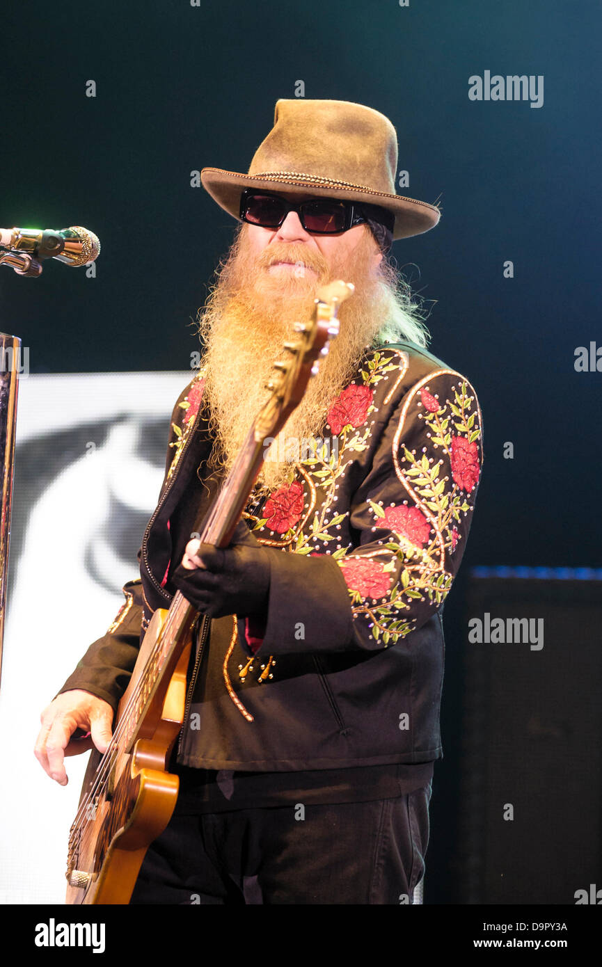 London, UK, 24.06.2013: ZZ Top spielt Hammersmith Apollo. Die Band besteht aus Gitarrist und Leitung Sänger Billy Gibbons, Bassist und Co-Lead Sänger Dusty Hill und Schlagzeuger Frank Beard... Bild von Julie Edwards Stockfoto