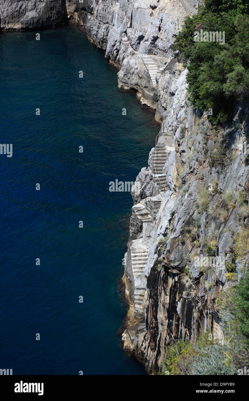 Treppe zum Strand in Praiano, an der Amalfi Küste, Kampanien, Italien Stockfoto