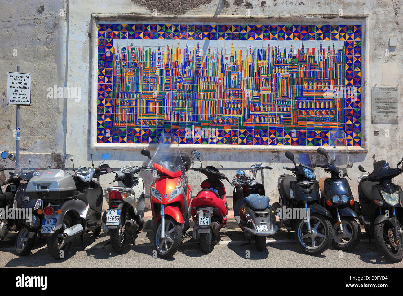 Wandbild am Rathaus und Vespas, Amalfi, Kampanien, Italien Stockfoto