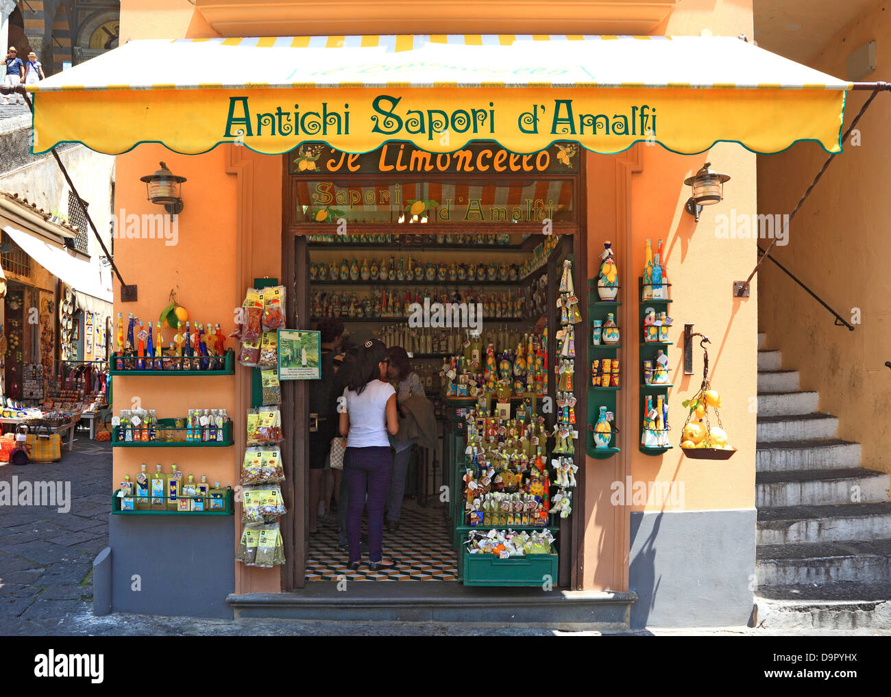 Shop mit Limoncello-Flaschen, die typischen Zitronenlikör, Amalfi, Kampanien, Italien Stockfoto