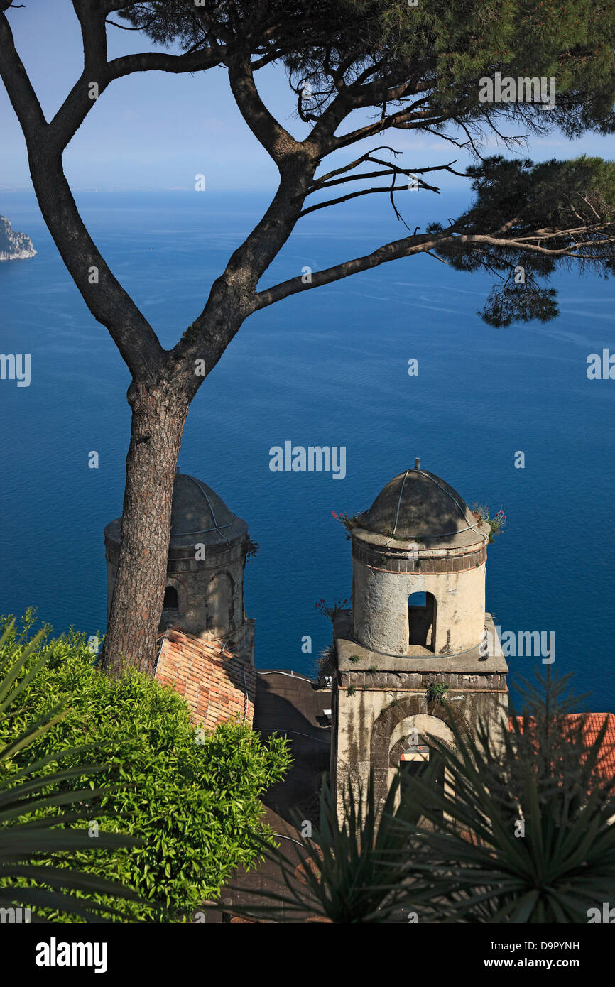 Blick von der Villa Rufolo auf den Golf von Salerno und die Türme der Kirche Chiese Santissima Annunziata, Ravello, Golf von Amalfi Stockfoto