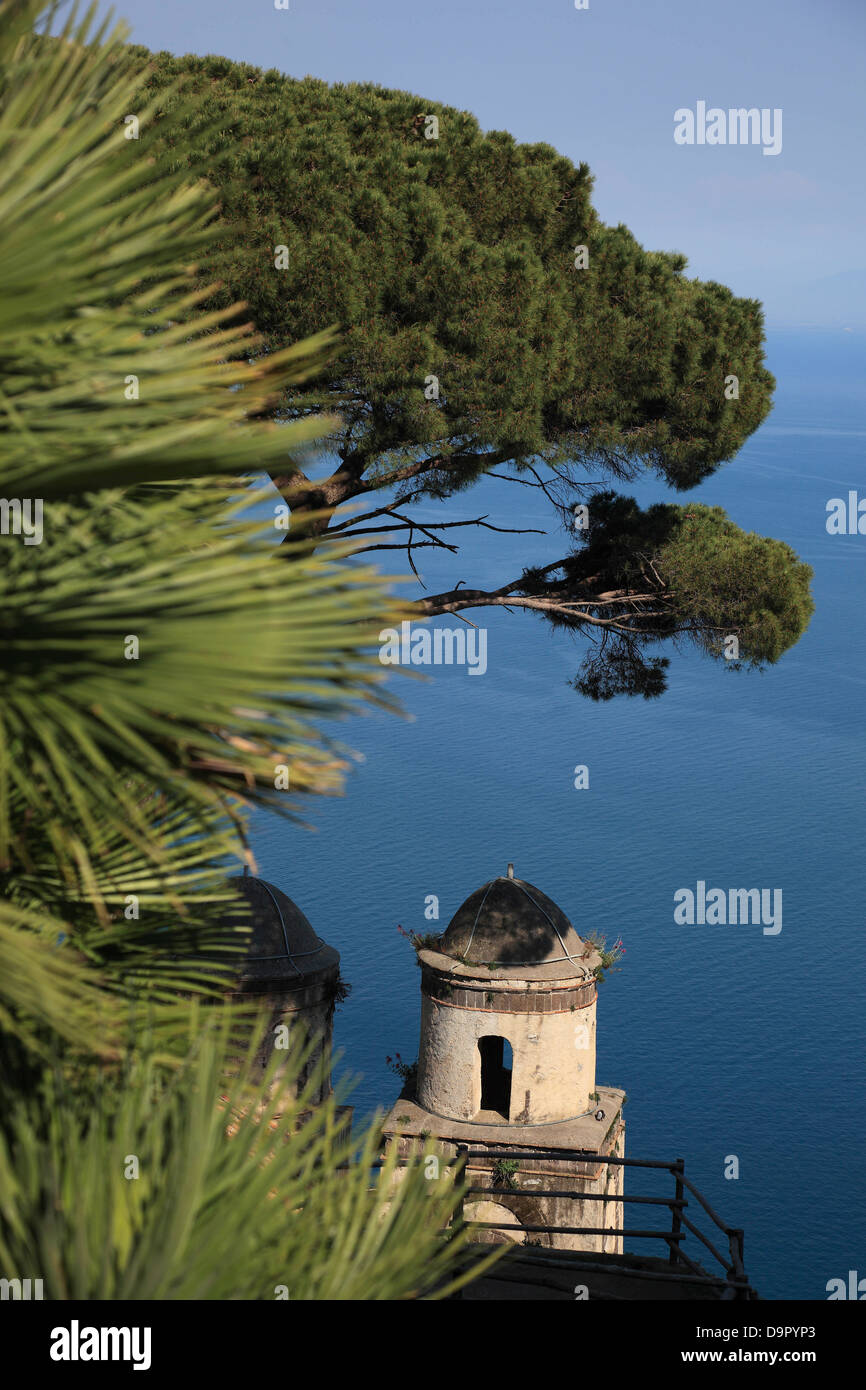 Blick von der Villa Rufolo auf den Golf von Salerno und die Türme der Kirche Chiese Santissima Annunziata, Ravello, Golf von Amalfi Stockfoto