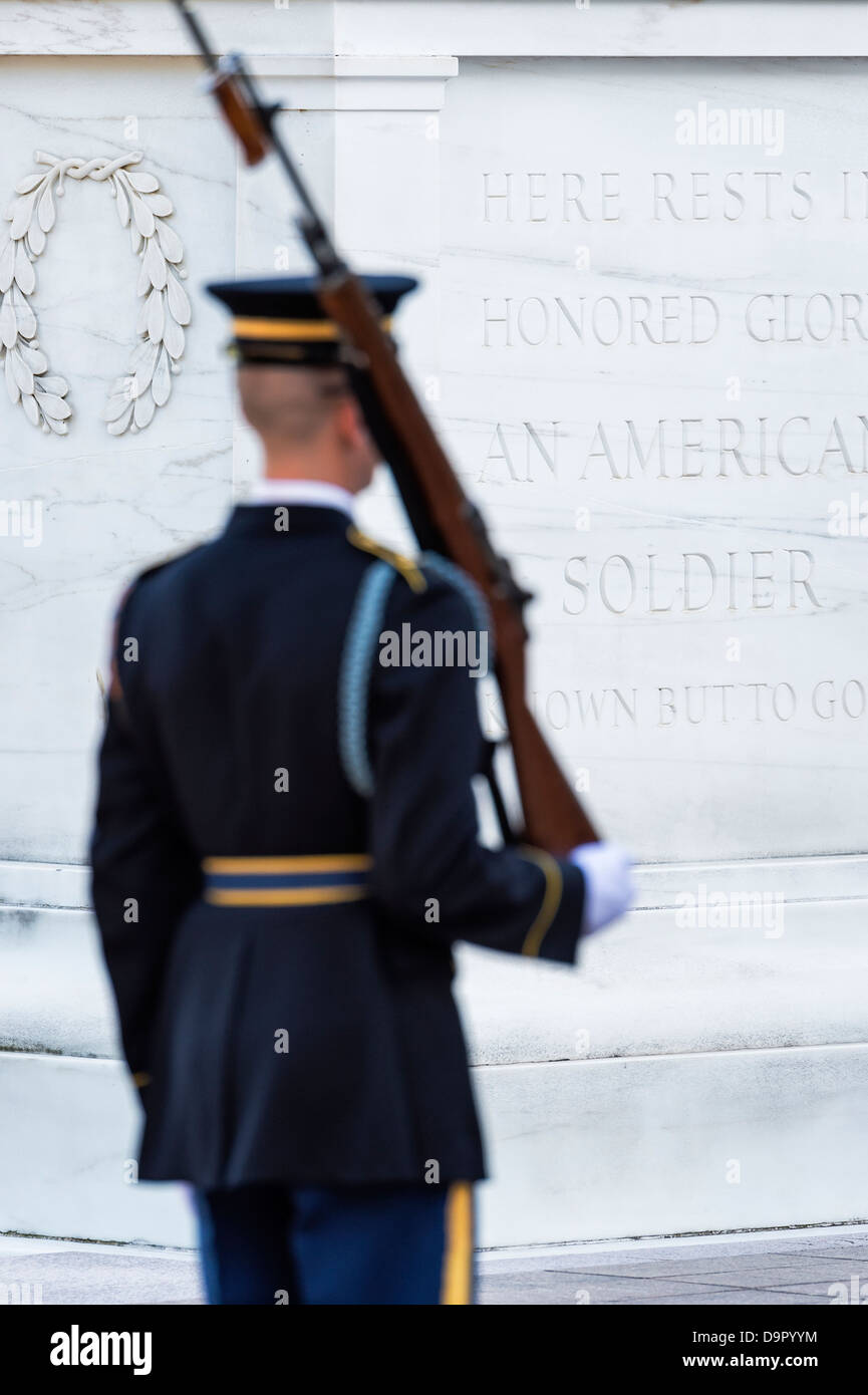 Bewachten Grab des unbekannten Soldaten, Friedhof von Arlington, Virginia, USA Stockfoto