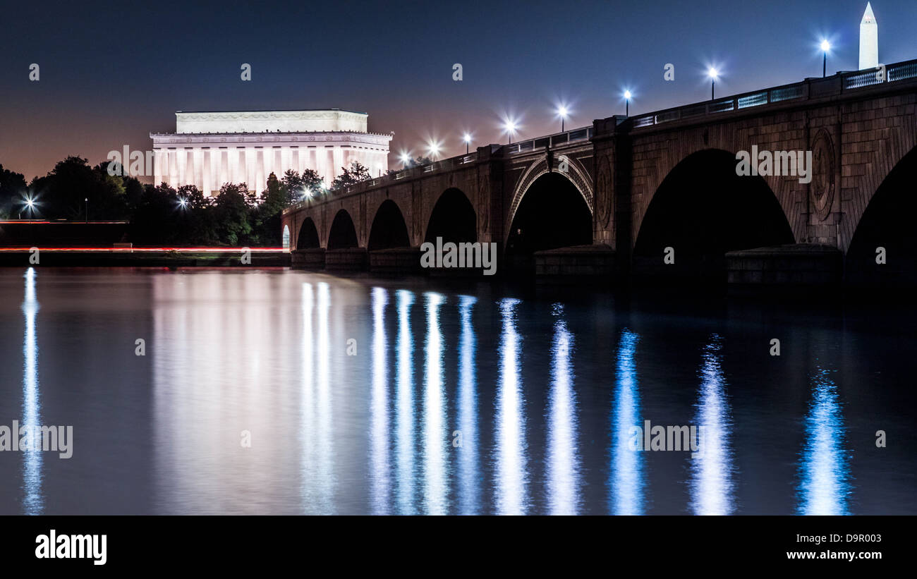 Lincoln Memorial und das Arlington Memorial Bridge bei Nacht gesehen von den Ufern des Potomac river Stockfoto