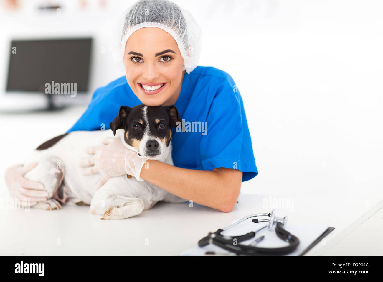 fürsorgliche Tierarzt mit kranken Hund in Tierklinik Stockfoto