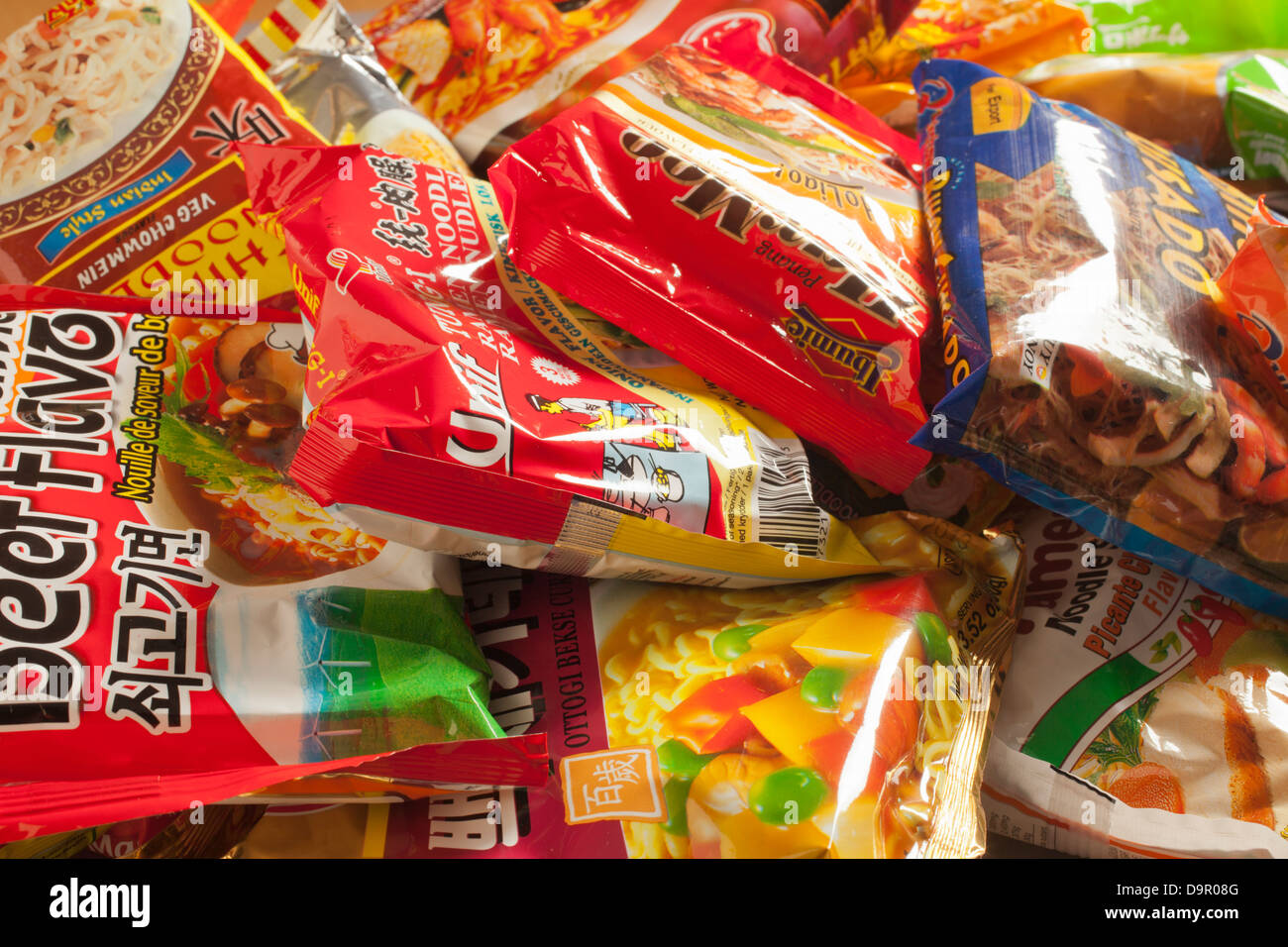 Pakete von instant Ramen-Nudeln aus ganz Asien Stockfoto