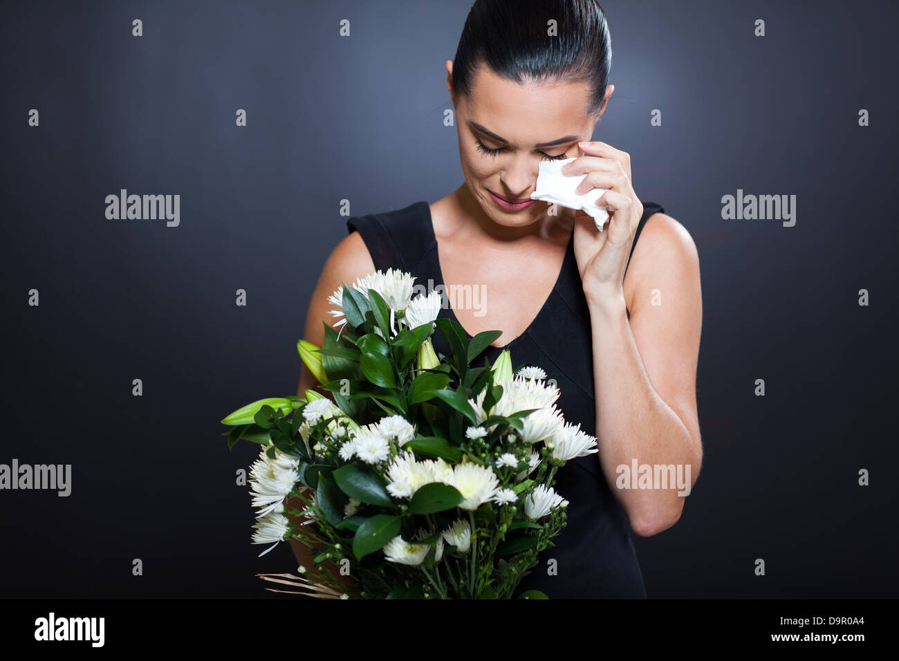 traurige junge Frau in Trauer Kleidung und Weinen Stockfoto