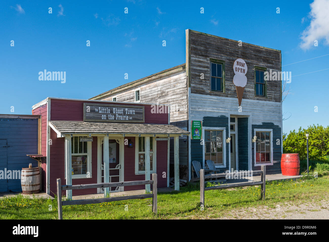 Schaufenster, "Little Ghost Town on the Prairie", Del Bonita, Alberta
