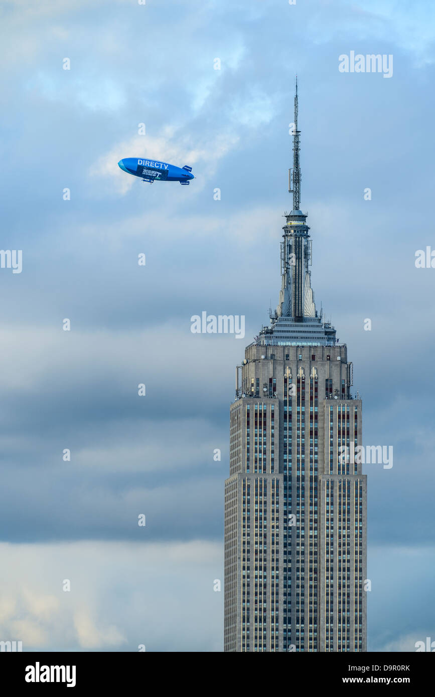 Das direkte TV-Luftschiff fliegt über das Empire State Building bei uns Open Tennis 2012 Stockfoto