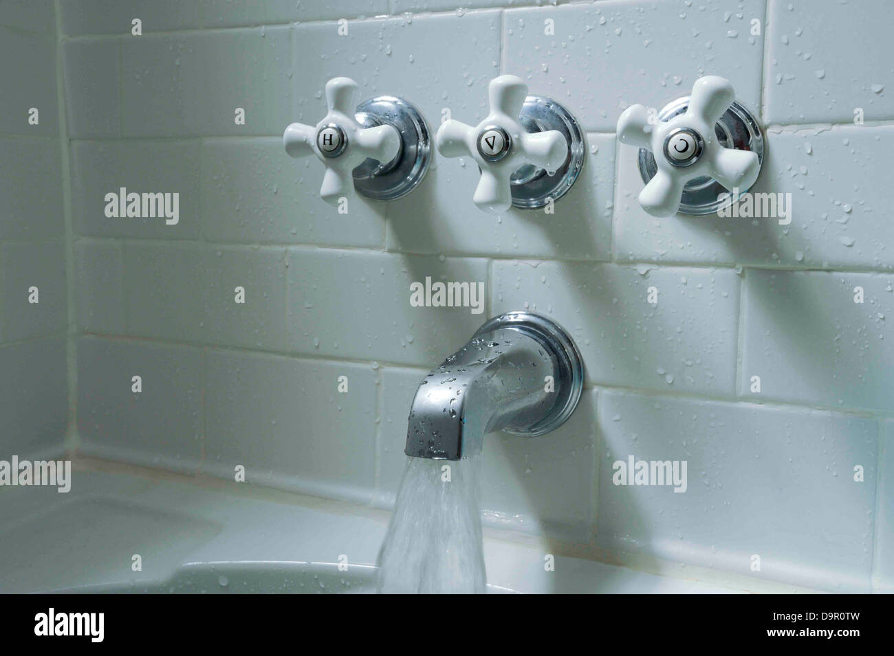 Badewanne Armaturen und weiße u-Bahn Kachel Stockfoto