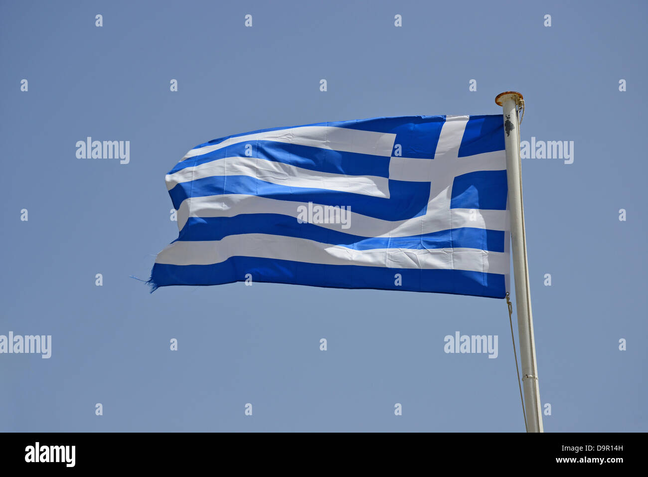 Griechische Flagge, Symi Harbour, Symi (Simi), Rhodos (Rodos) Region, die Dodekanes, Süd Ägäis, Griechenland Stockfoto