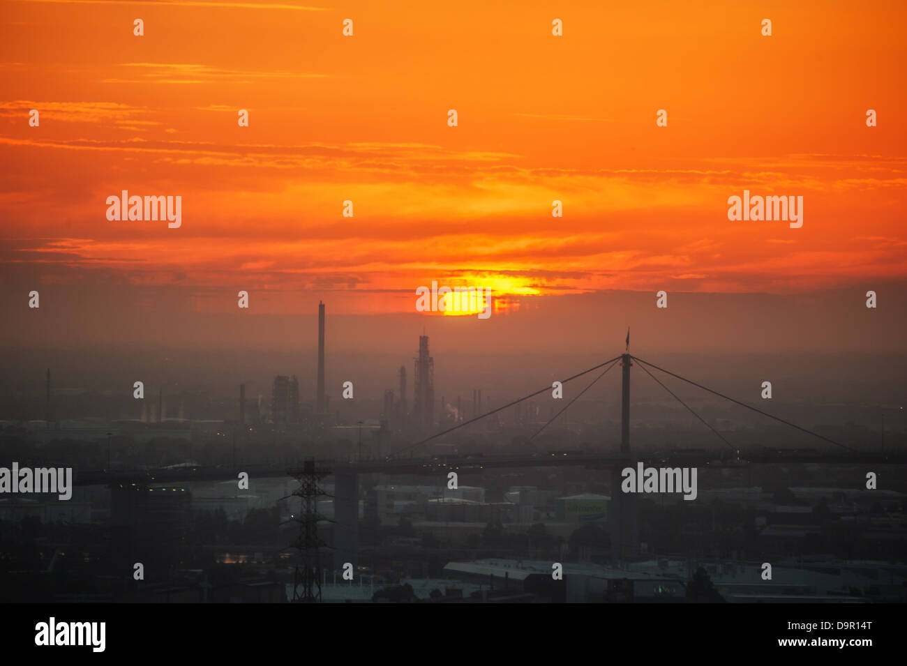 Ein brennender Sonnenuntergang endet einen heißen Tag in Melbourne, der Hauptstadt des australischen Bundesstaates Victoria. Stockfoto