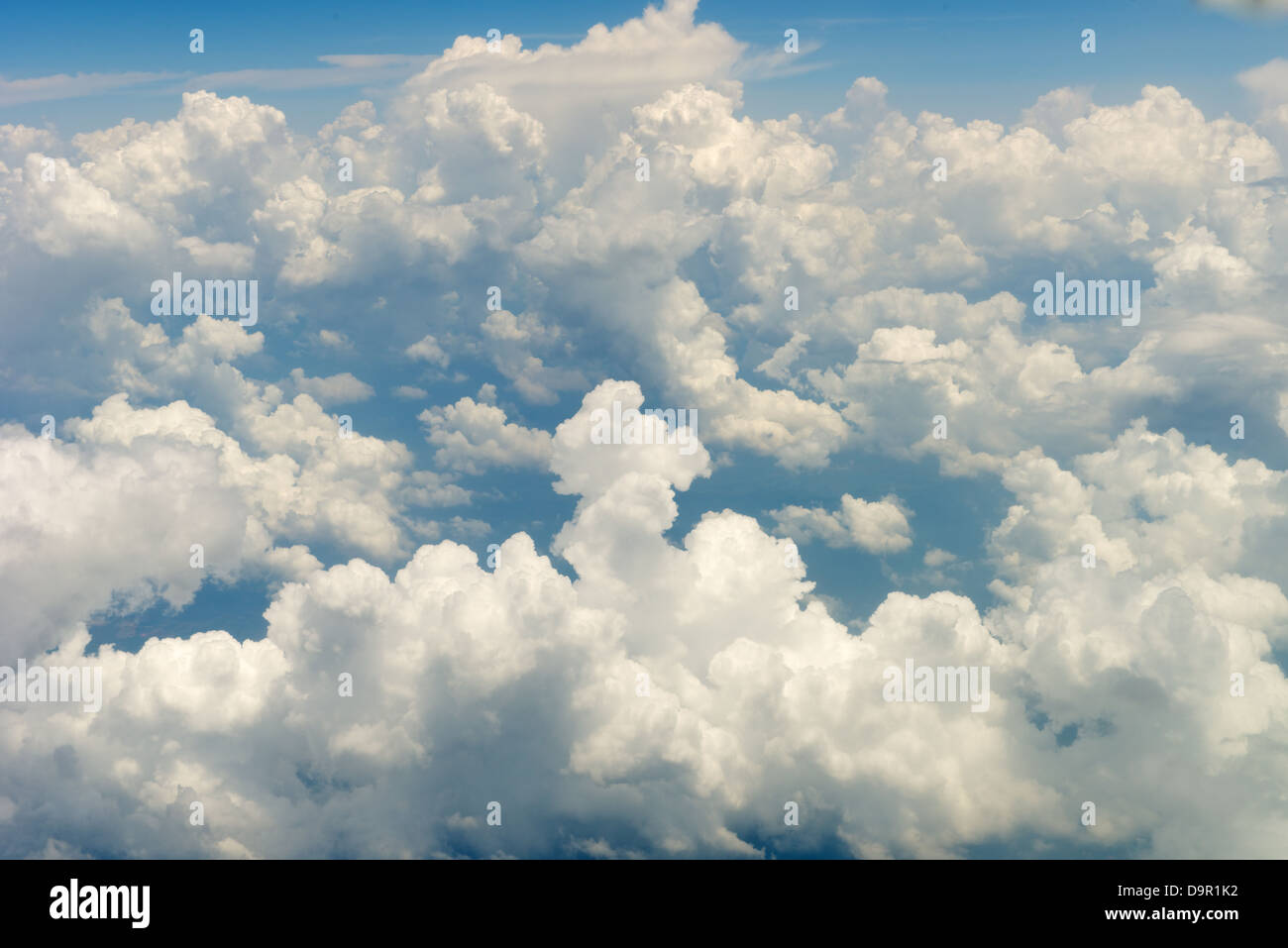 Wolkenmuster über den Himmel an Bord des Flugzeuges Stockfoto