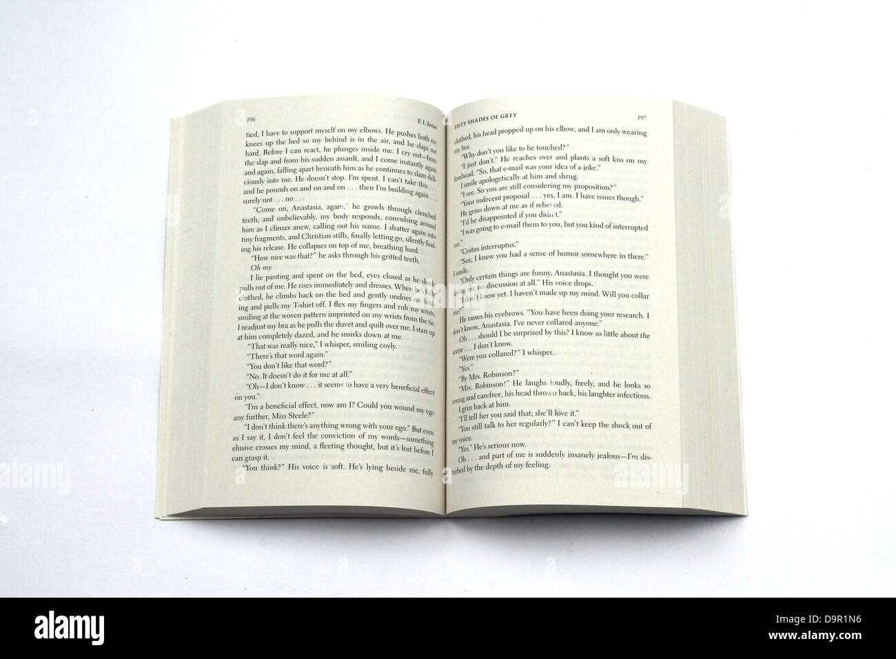Ein offenes Buch vor einem weißen Hintergrund Stockfoto