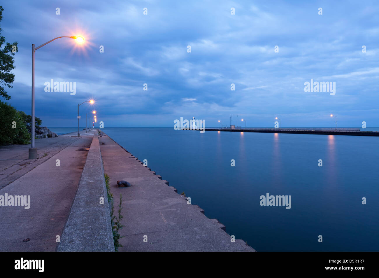 Lichter entlang einem Pier in der Abenddämmerung, Hamilton, Ontario, Kanada. Stockfoto