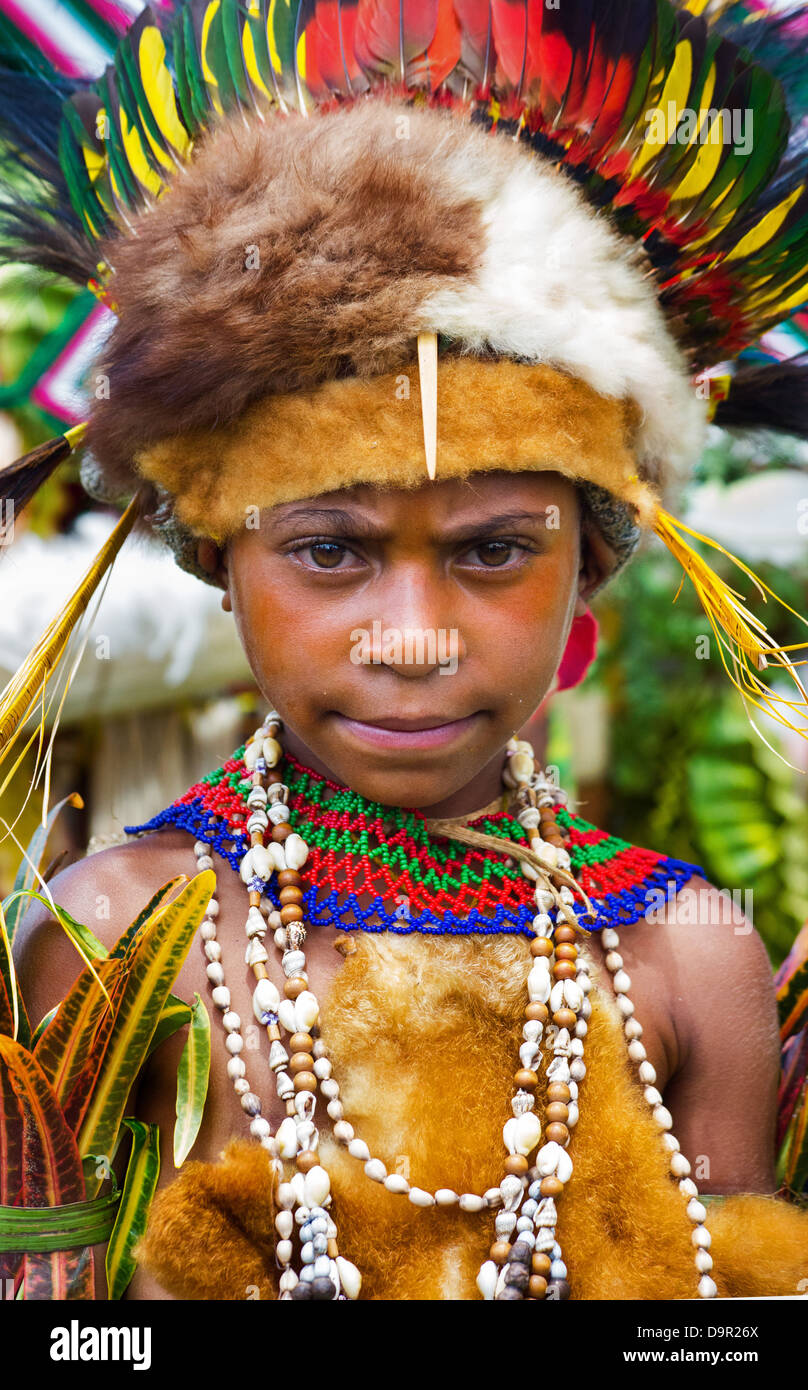 Mädchen tragen einen Kopfschmuck der Paradiesvogel Federn, Käfer Kotflügel und Fell der Tiere an die Goroka Festival, Papua-Neuguinea Stockfoto