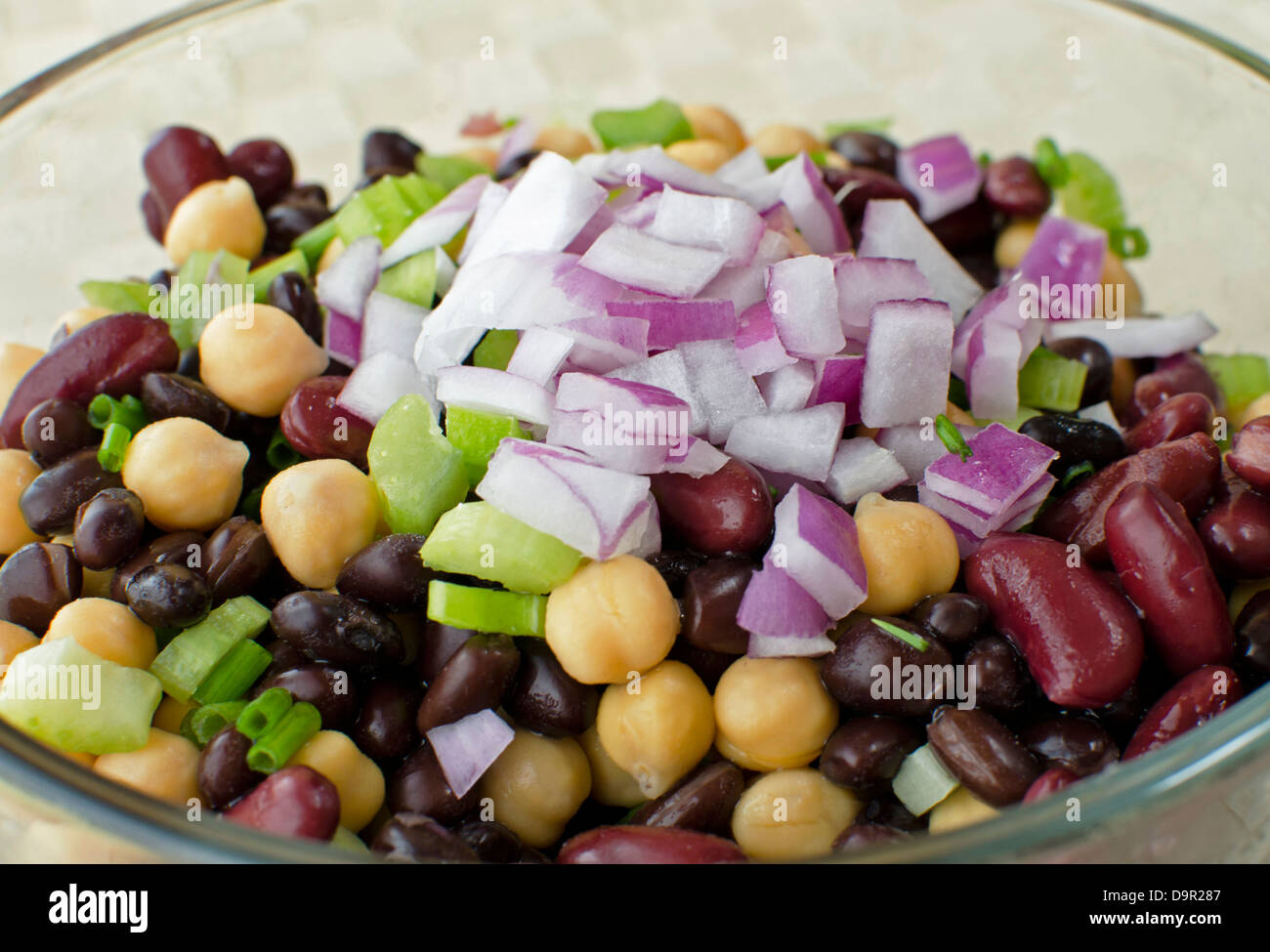 Schüssel mit Bohnensalat frisch zubereitet mit Kichererbsen, schwarzen ...