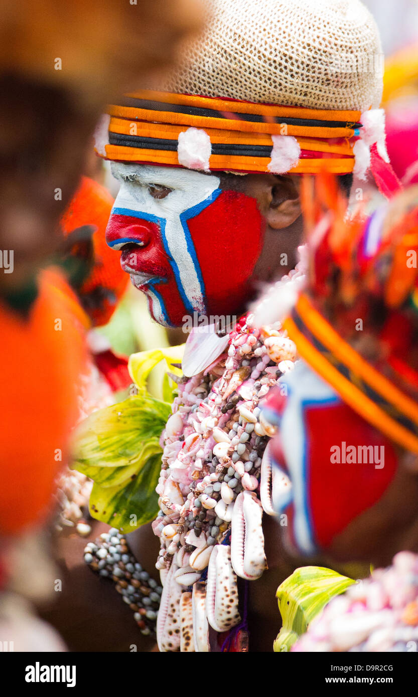 Frau mit ihrem Gesicht gemalt und tragen Stammes-Kleid auf dem Goroka Festival im Hochland von Papua-Neu-Guinea Stockfoto