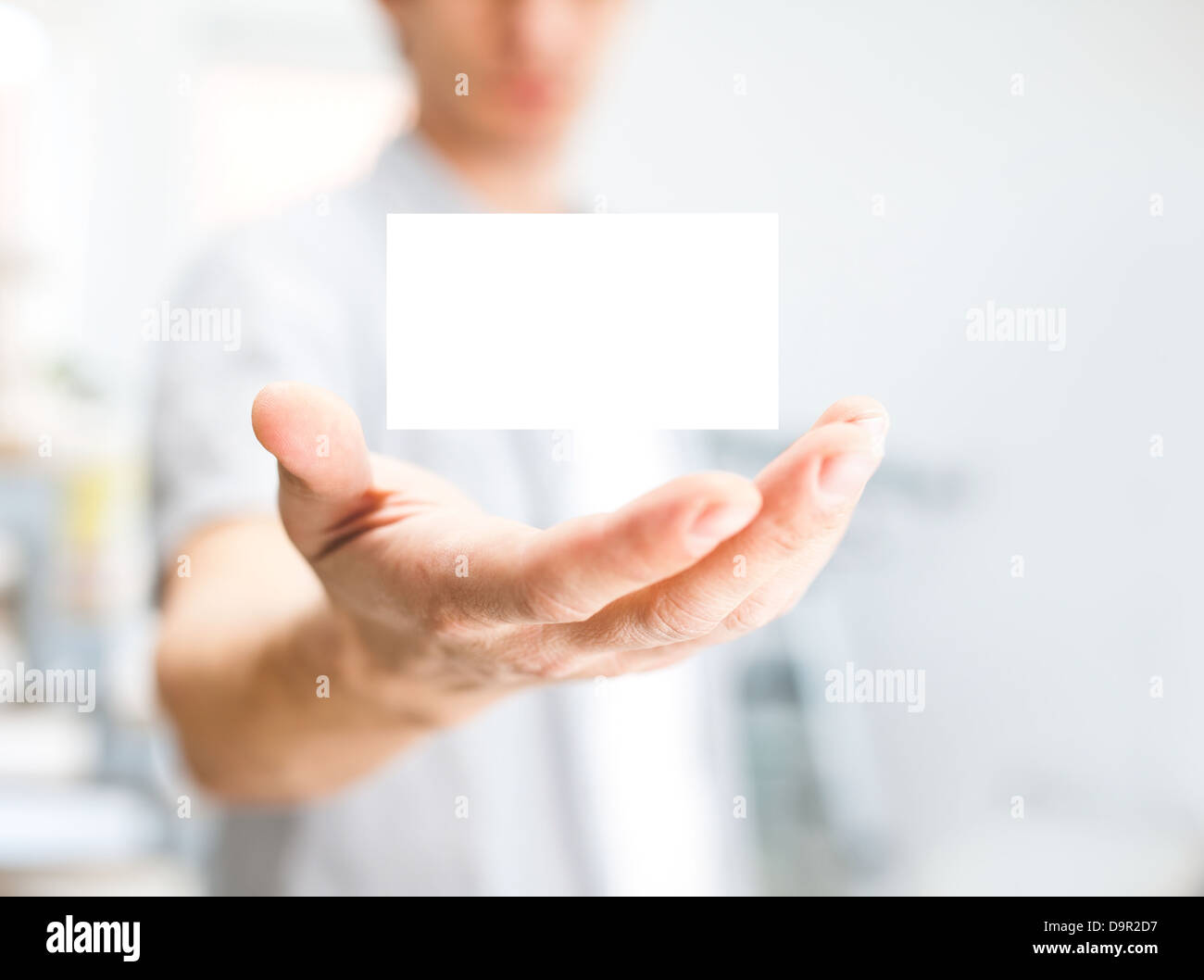 Mann hält Leere Visitenkarte mit Textfreiraum, kleinen dof Stockfoto