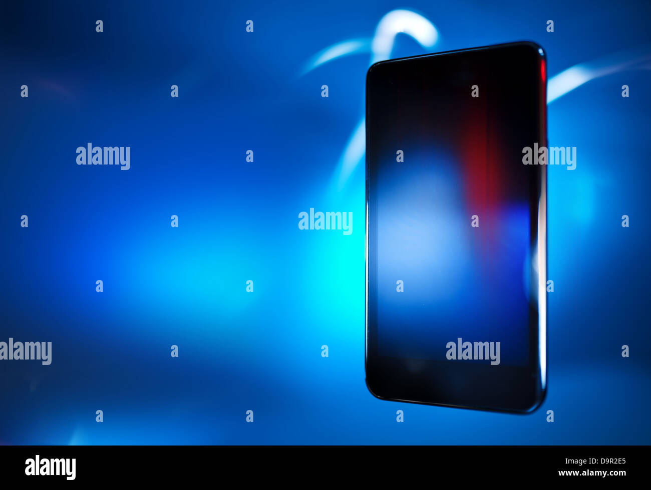 Schwarz Smartphone auf blau Unschärfe Hintergrund, Konzept, Template-design Stockfoto
