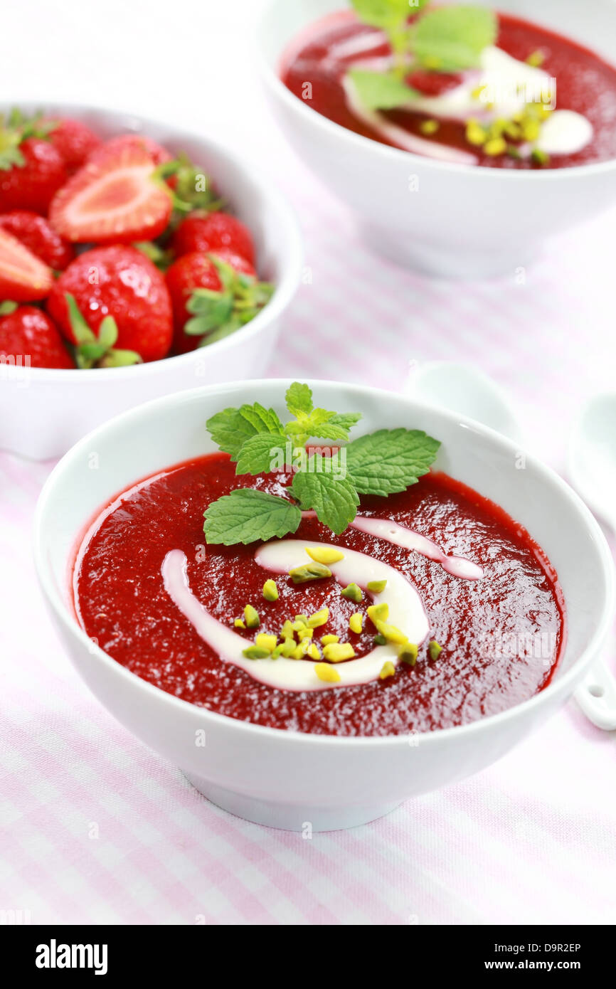 Erfrischende kalte Erdbeer-Suppe für den Sommer Stockfoto