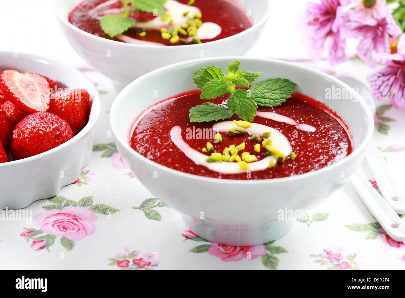 Erfrischende kalte Erdbeer-Suppe für den Sommer Stockfoto