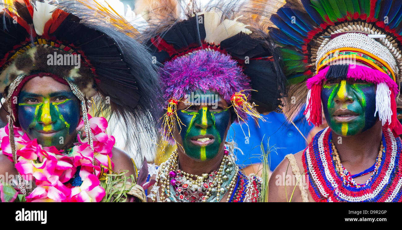 Frauen mit ihren Gesichtern bemalt und tragen Feder Kopfschmuck, Goroka Festival, Papua-Neu-Guinea Stockfoto