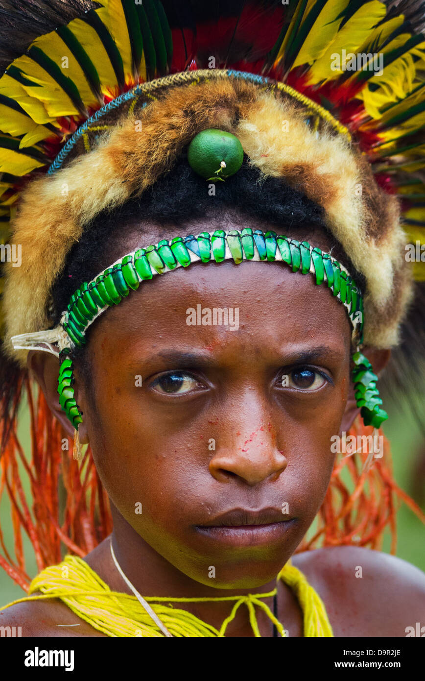 Jungen tragen einen Kopfschmuck der Paradiesvogel Federn, Käfer Kotflügel und Fell der Tiere an die Goroka Festival, Papua-Neuguinea Stockfoto