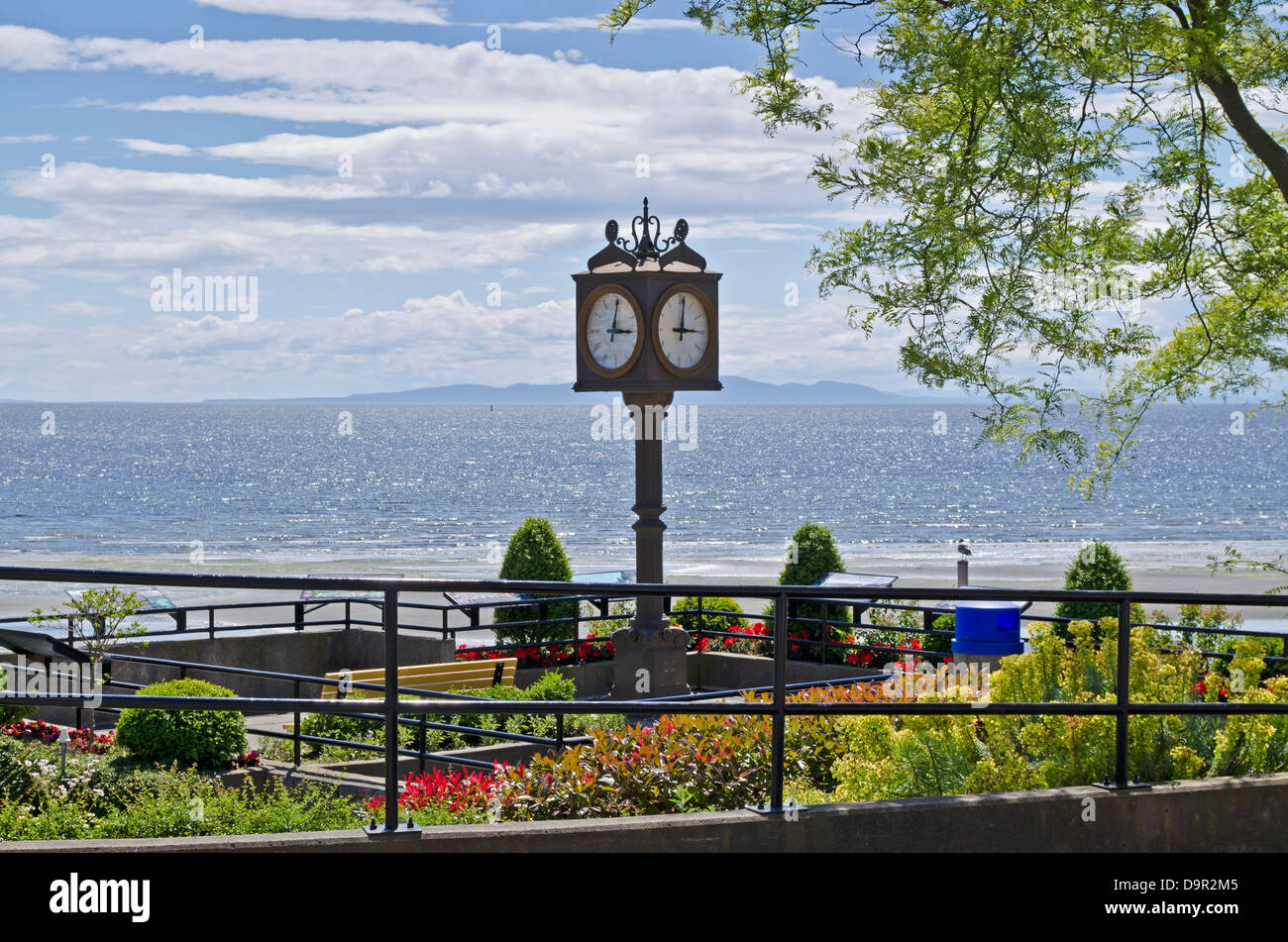 Seaside Aussichtspunkt mit Bänken, Blumen und eine Uhr.  In White Rock, British Columbia, Kanada. Blick auf den Pazifischen Ozean. Stockfoto