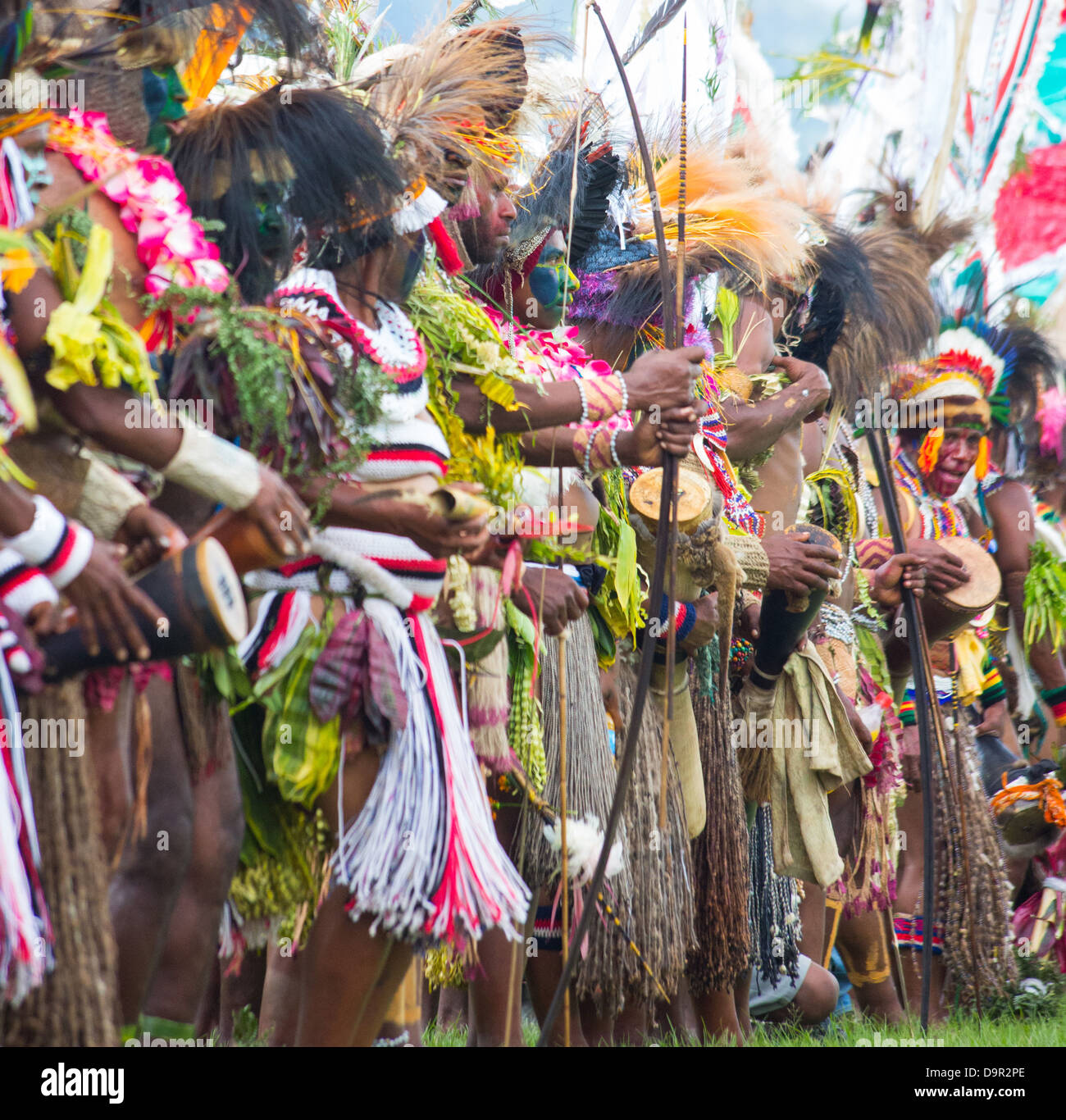 Leute, gekleidet in traditionellen Stammes-Outfits und tragenden Stammes-Fahnen auf die Goroka Show im Hochland von Papua-Neu-Guinea Stockfoto