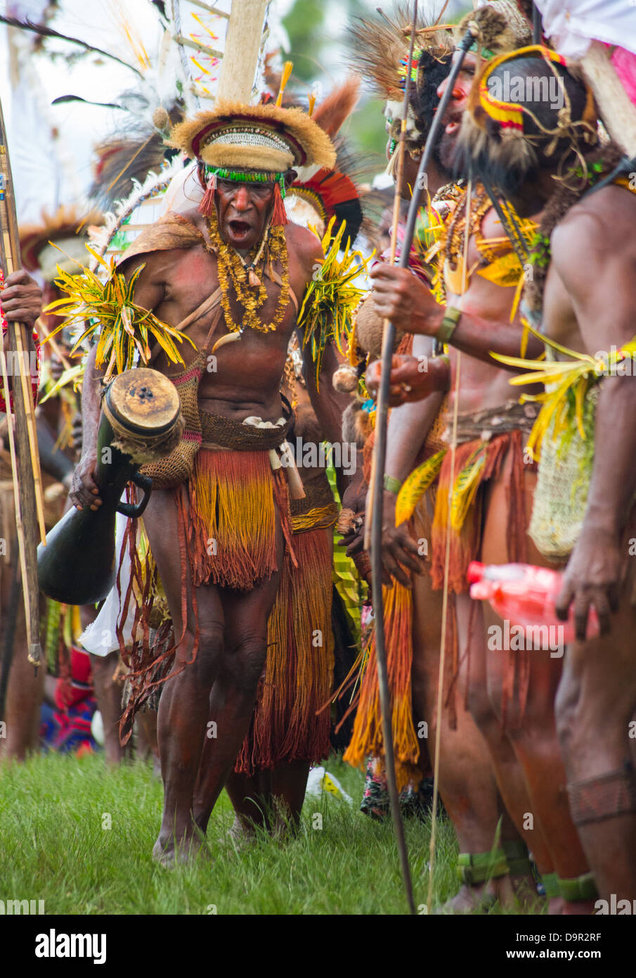 Mann hält eine Trommel und Tanz in einer Gruppe an die Goroka Show im Hochland von Papua-Neu-Guinea Stockfoto