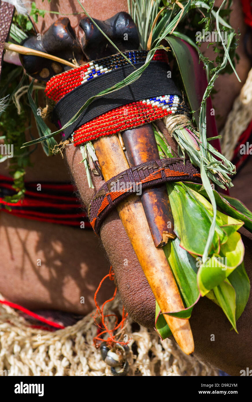 Detail eines Mannes Zier Armbinde hergestellt aus Tierknochen, Stoff und Blätter, Goroka Festival, Papua-Neu-Guinea Stockfoto