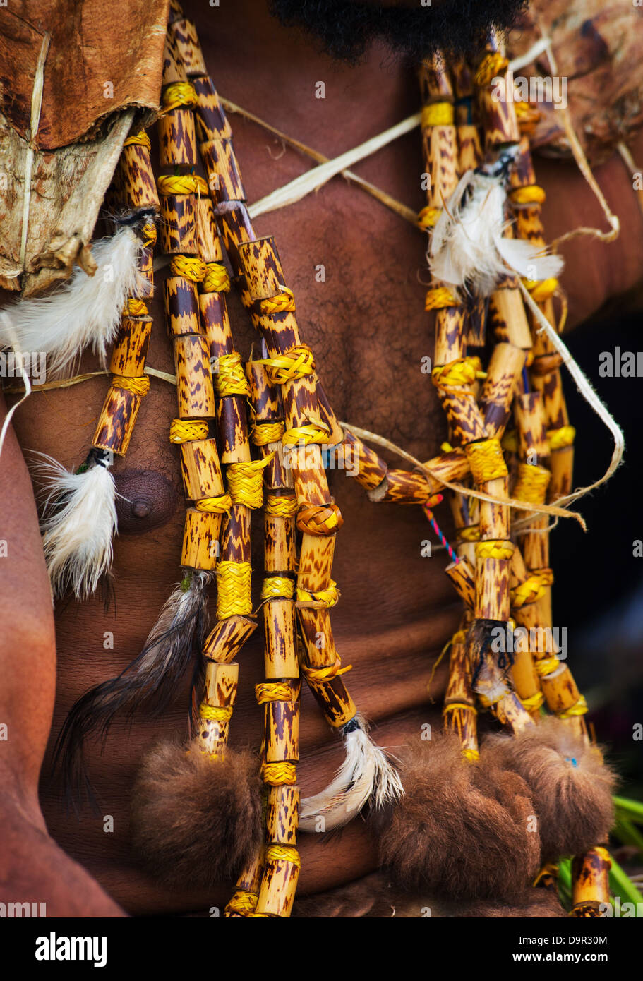 Detail der eine Halskette aus Perlen, Federn und Felle, Goroka Festival, Papua-Neu-Guinea Stockfoto