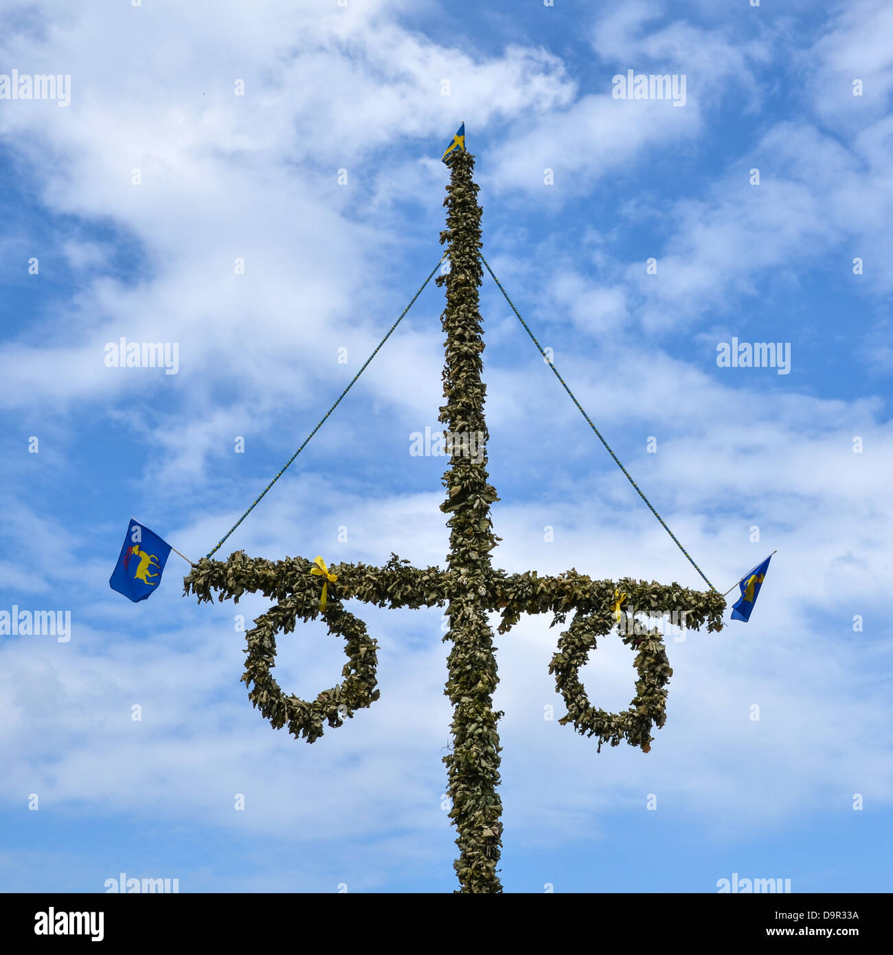 Maibaum, Symbol für Mittsommer in Schweden, mit Fahnen der Provinz Öland. Stockfoto