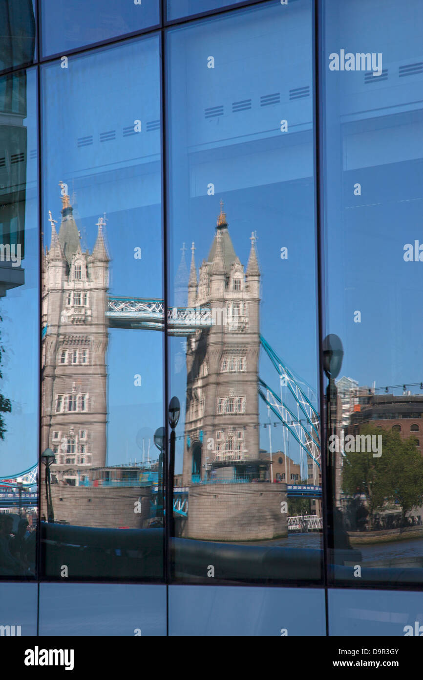 Tower Bridge wider in Glas Fluss Themse London Sommer Stockfoto