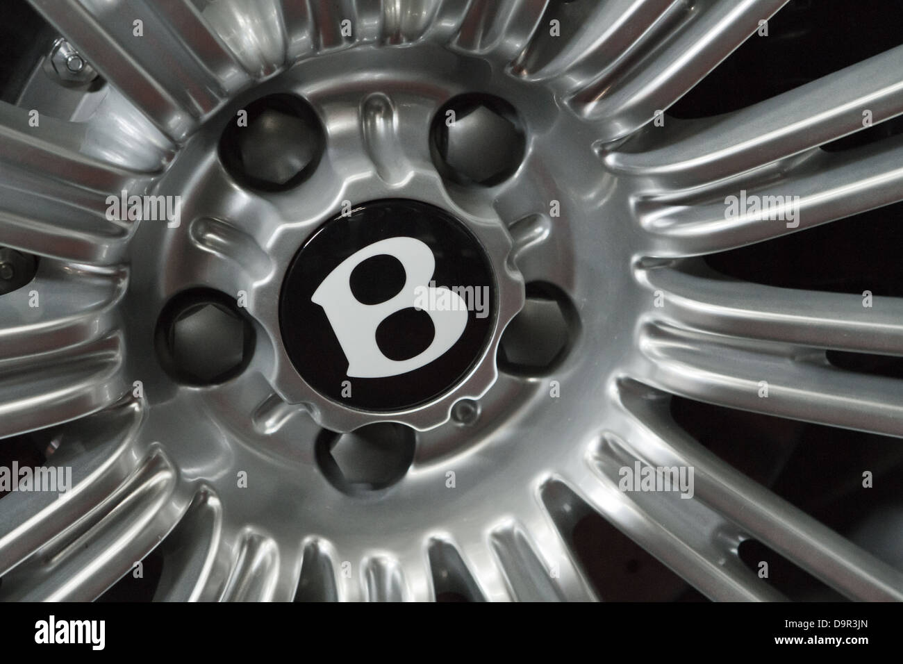 Nahaufnahme von Bentley Leichtmetallrad mit Logo. Stockfoto