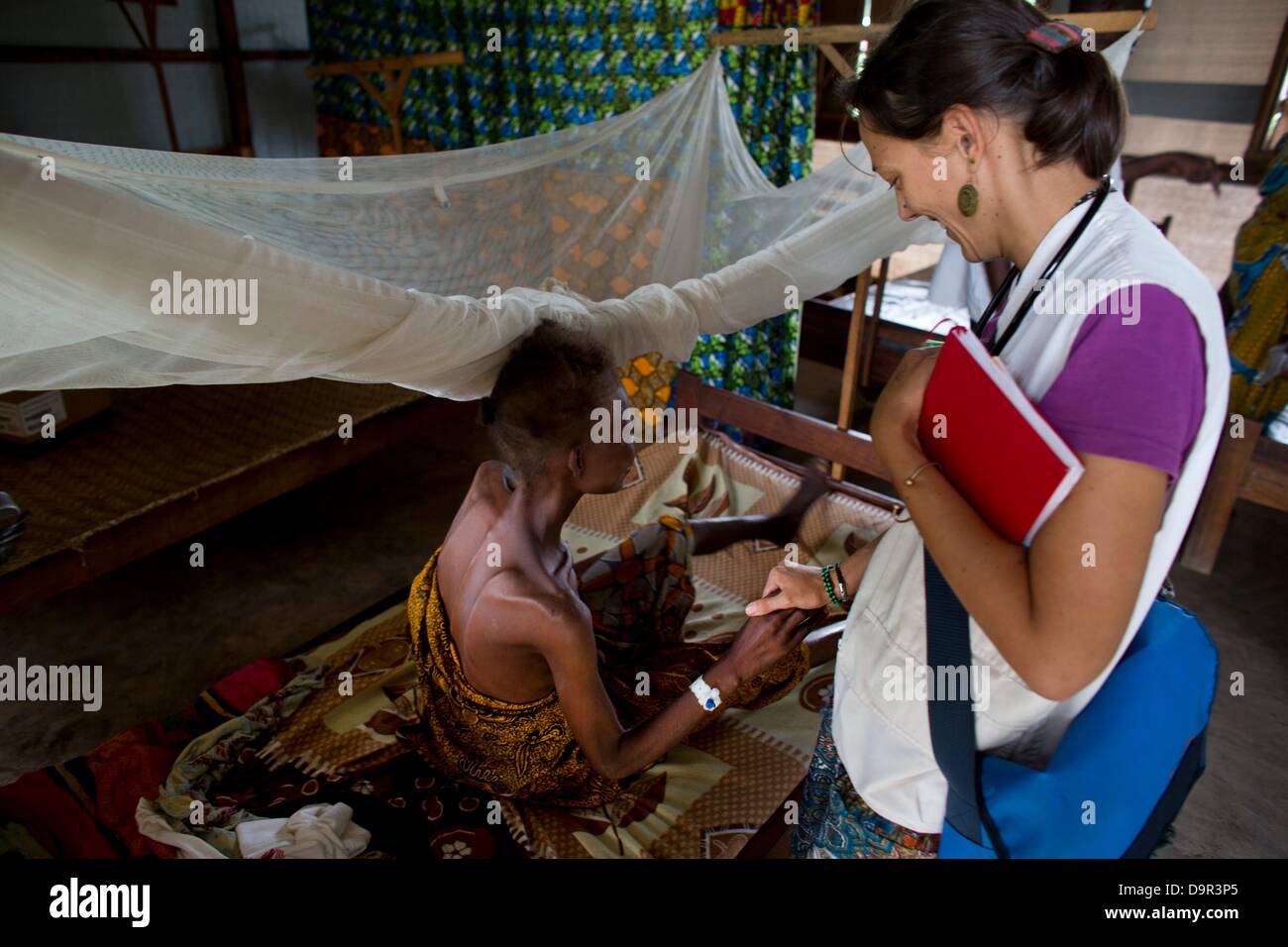 MSF-Arzt bei der Arbeit im Batangafo Krankenhaus, Zentralafrikanische Republik Stockfoto