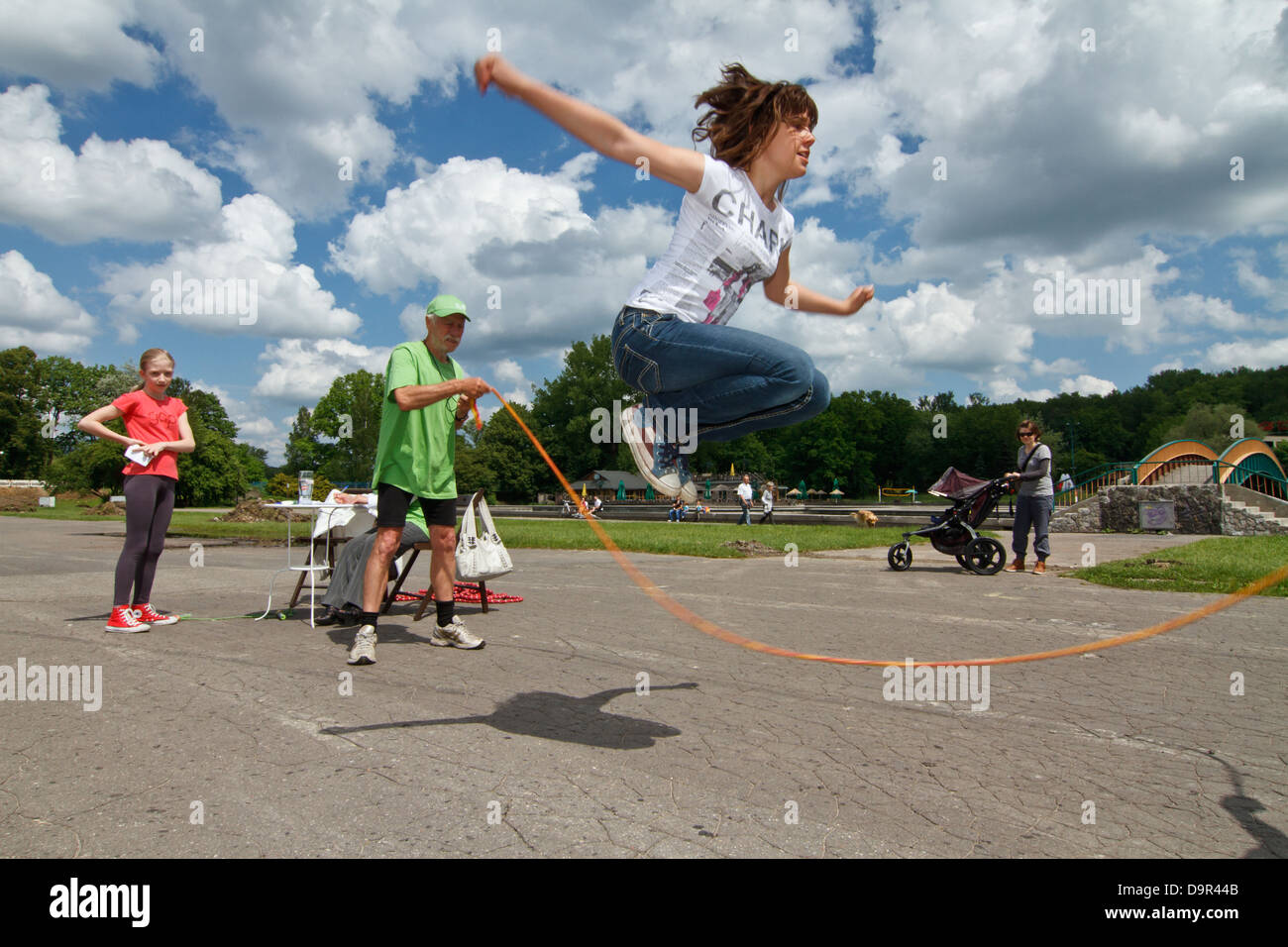 Mädchen über ein Springseil Springen. Stockfoto