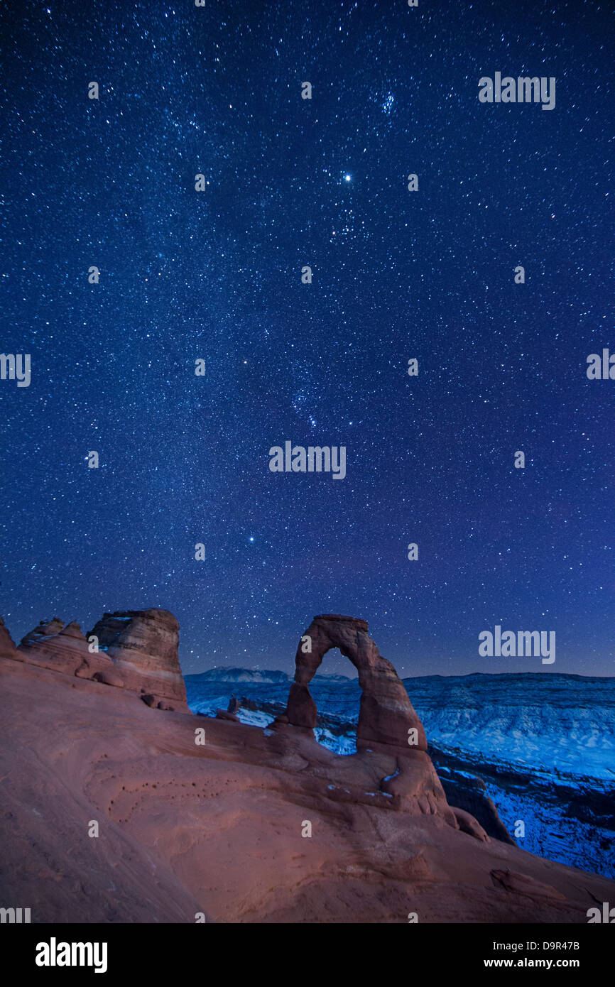 der Nachthimmel über Delicate Arch, Arches-Nationalpark, Utah, USA Stockfoto